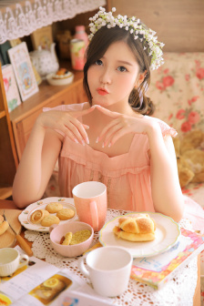 女性高级感白色游泳衣